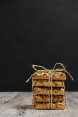 Bir sürü kurabiye kurabiye fındık bir lezzetli kahve veya çay koyu ahşap masa üzerinde farklı tipleri ile. Yatay görünüm.