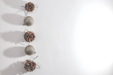 Çam kozalakları, kar taneleri ve beyaz zemin üzerine bells Noel çelenk. Noel, kış, yeni yıl kavramı. Düz yatıyordu, en iyi görünümü,