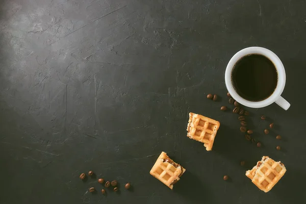 Pequeno Almoço Caseiro Mesa Preta Pedra Waffles Vienenses Uma Xícara — Fotografia de Stock