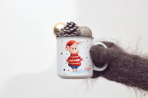Tema Navideño Mano Una Taza Con Cerdo Bolas Navidad Bokeh — Foto de Stock