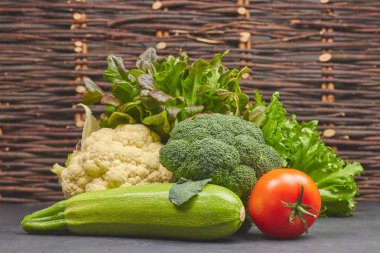 sebze kümesi. taze renkli organik sebze rustik tarzı, yatay yakından görmek. Bahçe doğal ürünleri. sağlıklı gıda.