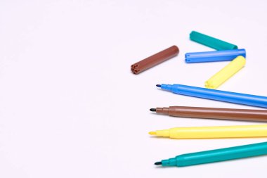 beyaz bir arka plan üzerinde renkli işaretleri. çizim için çocuk işaretleri. kopya alanı. üstten görünüm.