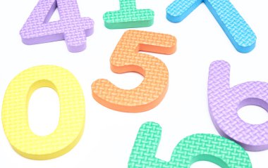 Beyaz arka plan üzerinde renkli numaraları. Okul kavramı.