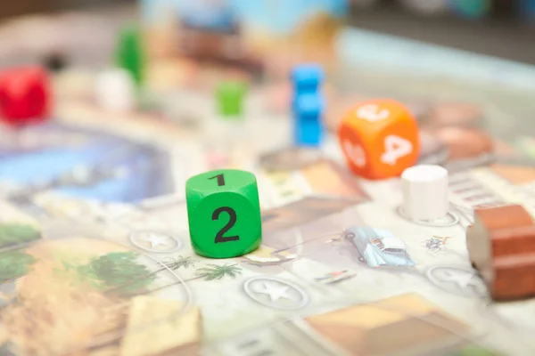 Küpleri ile masada oyun tekel