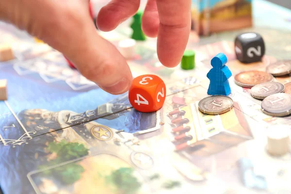 Küpleri ile masada oyun tekel