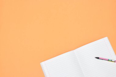 Defter, kalem ve turuncu arka plan üzerinde renkli numaraları. Çalışma için aksesuarlar. Matematik,, düz, kopya alanı