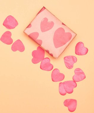 Kırmızı kalpler ile Kraft kağıt hediye. Sevgililer günü kavramı. hediye paketi için bir sevdi .