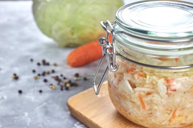 Bir cam kavanoza salata ile ev lahana turşusu. Dikey görünüm, yakın çekim.