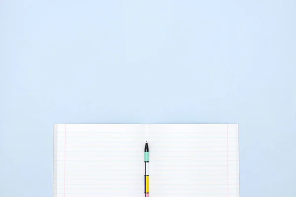 Offenes Schulheft Mit Stift Auf Blauem Hintergrund Ein Sauberes Weißes — Stockfoto