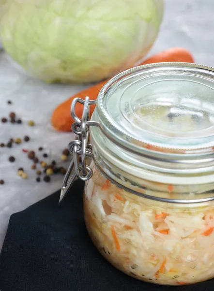 Bir cam kavanoza salata ile ev lahana turşusu. Dikey görünüm, yakın çekim.