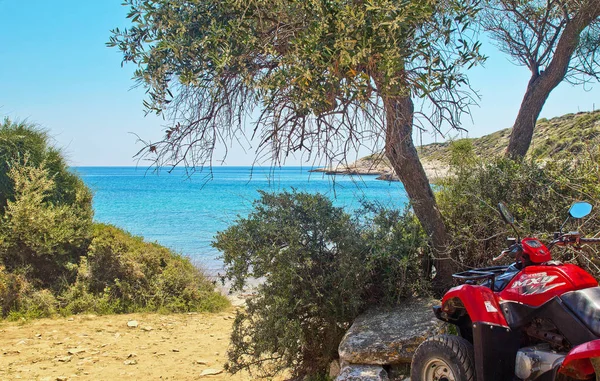 El ATV está estacionado en la orilla del mar en la isla de Tasos, Grecia. vista del hermoso paisaje.  . — Foto de Stock