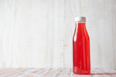 şişe meyve suyu üzerinde ahşap masa lambası. yakın çekim yaz serinletici içecekler.