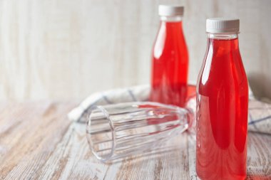 şişe meyve suyu üzerinde ahşap masa lambası. yakın çekim yaz serinletici içecekler.