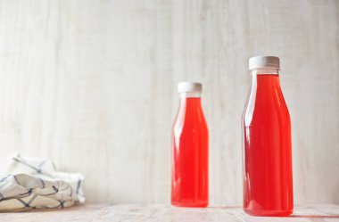 şişe meyve suyu üzerinde ahşap masa lambası. yakın çekim yaz serinletici içecekler.