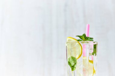 Bir bardak soğuk su buz, limon ve nane ile. Seçici odak. canlandırıcı yaz içeceği. büyük.