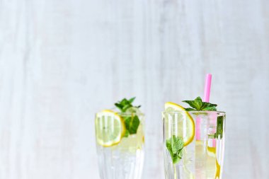 Bir bardak soğuk su buz, limon ve nane ile. Seçici odak. canlandırıcı yaz içeceği. büyük.