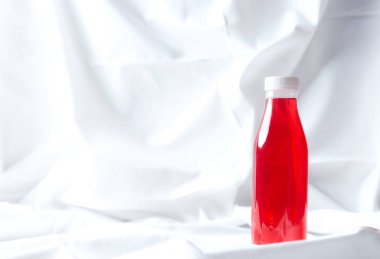 Beyaz bir arka plan üzerinde plastik bir şişe meyve suyu. çilek sağlıklı içecek yenileniyor.
