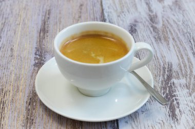 Beyaz fincan kahve bir ahşap masa yakın çekim üzerinde. Sütlü kahve. bir güzel kokulu ile ahşap masa