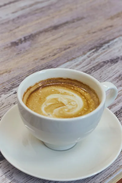 Xícara Branca Café Uma Mesa Madeira Close Café Preto Com — Fotografia de Stock