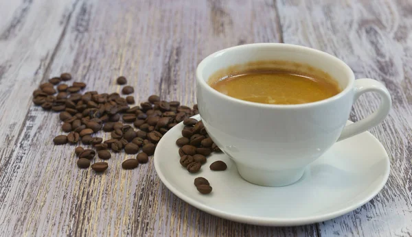Filiżankę Pachnące Czarnej Kawy Garść Ziaren Kawy Stary Zbliżenie Drewniany — Zdjęcie stockowe