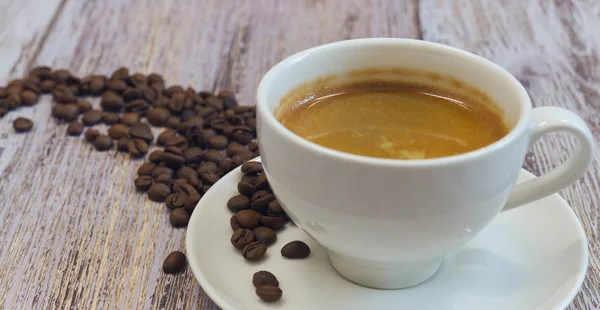 향기로운 커피와 테이블 클로즈업에 음료를 아침에 — 스톡 사진