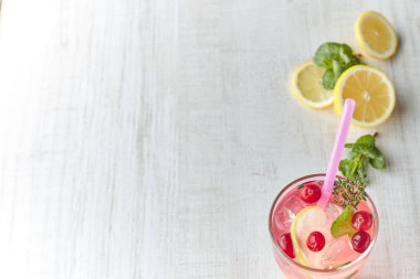 Yaz aylarında, berry limonata kokteyl limon ve buz bir bardak içki. Buz gibi limonata. Sağlıklı vitamin içeceği. Kopya alanı.