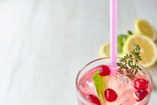 Lecie Drink Berry Lemoniady Koktajl Cytryną Lodu Szklance Lodowato Zimnej — Zdjęcie stockowe