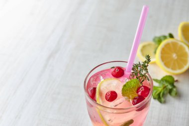 Berry ve ahşap masa lambası üzerinde limon ile ferahlatıcı yaz içeceği. Buz ile yaz içecekler kavramı. Yaz saman ile kokteyl cam.