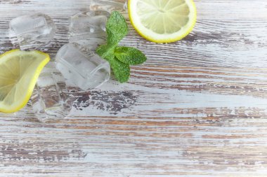 ahşap masa büyük planı üzerinde kesip limon. Yatay görünüm. narenciye meyve. kopya alanı.