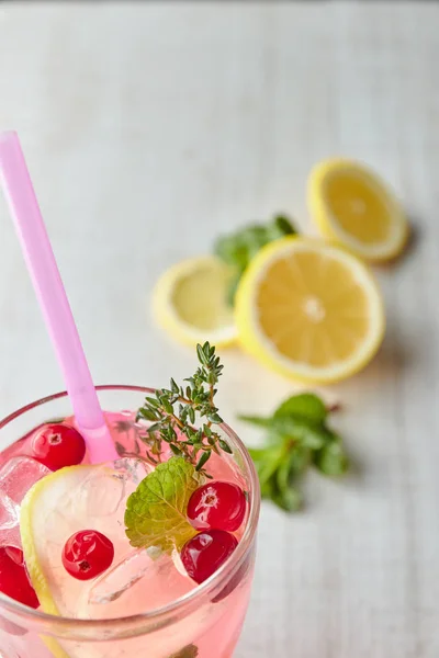 Το καλοκαίρι, πιείτε κοκτέιλ λεμονάδα μούρο με λεμόνι και πάγο σε ένα ποτήρι. Παγωμένο λεμονάδα. Ποτό υγιή βιταμίνη. Αντιγράψτε το χώρο. η θέα από την κορυφή. — Φωτογραφία Αρχείου