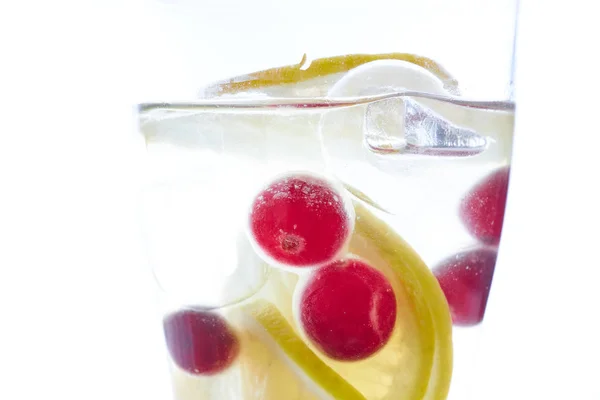 차가운 여름 얼음과 딸기 레몬 조각과 칵테일 상쾌. 흰색 배경 사진 여름 음료 클로즈업. — 스톡 사진
