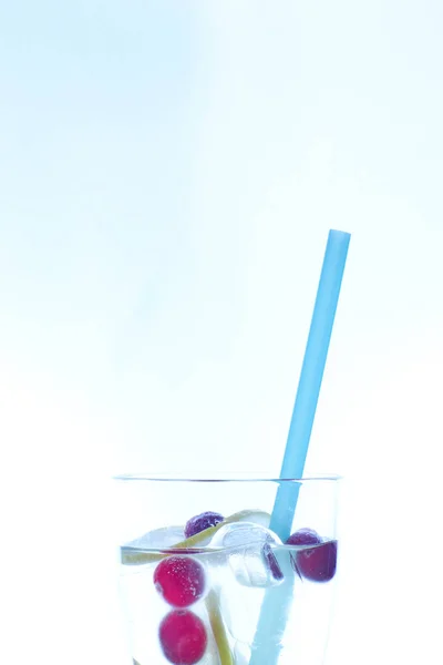 Cocktail berry mint dingin dalam pengumban yang diisolasi dengan warna putih. Salin ruang. Summer refreshing drink with a straw.free space for text . — Stok Foto