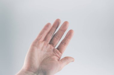 Erkek el beyaz zemin üzerinde. erkek fırça. adam avuç.