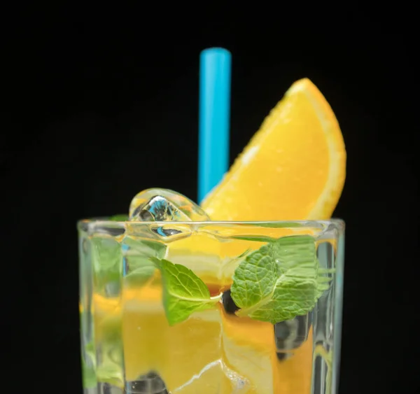 Água de desintoxicação saudável com laranja e hortelã. Feche de uma bebida refrescante de verão no fundo preto. coquetel cítrico . — Fotografia de Stock