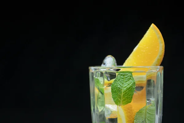 Woda zdrowy detox z orange i mięty. Zbliżenie na orzeźwiający napój lato na czarnym tle. koktajl owoców cytrusowych. — Zdjęcie stockowe