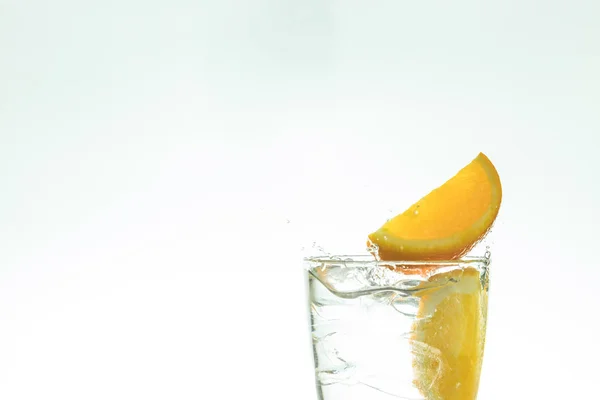 Bebida de gelo com laranja e gelo no estúdio em um fundo branco . — Fotografia de Stock