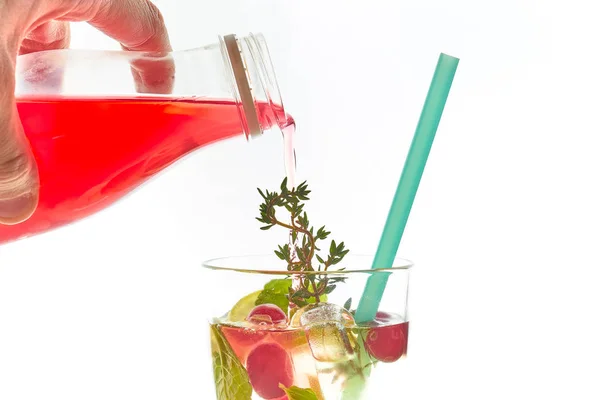 Ο άνθρωπος χύνει κρύο μούρο κοκτέιλ σε ποτήρι με πάγο, απομονώνονται σε λευκό φόντο. καλοκαίρι δροσιστικό ποτό με άχυρο. Ελεύθερο χώρο για το κείμενο. — Φωτογραφία Αρχείου