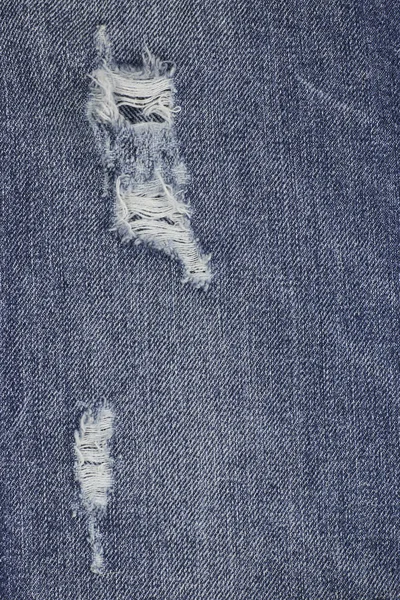 Denim rasgó la textura de los vaqueros azules. Vaqueros desteñidos de fondo abstracto. fondo para el diseño . — Foto de Stock