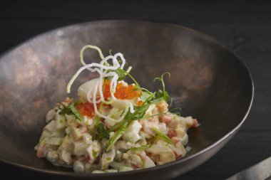 Geleneksel Rus Noel ve yılbaşı salatası Olivier. Seçici odak. yakın çekim. Yatay görünüm salatası.