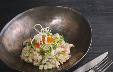 Geleneksel Rus Noel ve yılbaşı salatası Olivier. Seçici odak. yakın çekim. Yatay görünüm salatası.