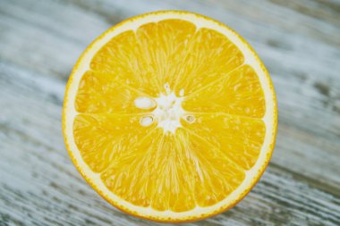 yarım portakal eski ahşap masa ikiye böldüm. yakın çekim.