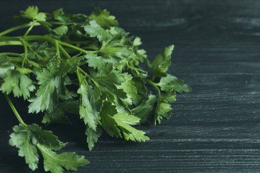 Taze maydanoz portre. Siyah ahşap arka plan üzerinde. Metin için boş alan.