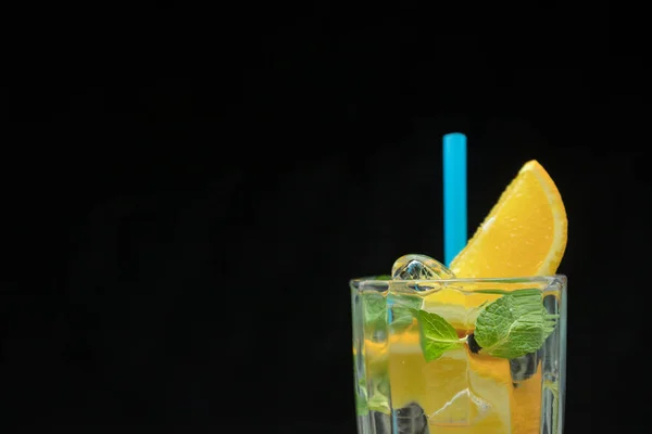 Água de desintoxicação saudável com laranja e hortelã. Feche de uma bebida refrescante de verão no fundo preto. coquetel cítrico . — Fotografia de Stock