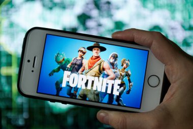 San Francisco, CA USA-Nisan 2019: bir Fortnite oyun logosu ile bir telefon tutarak el kapatmak.