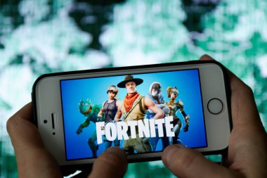 San Francisco, CA USA-Nisan 2019: bir Fortnite oyun logosu ile bir telefon tutarak el kapatmak.