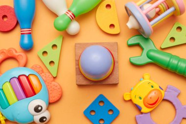 çocuk eğitim oyuncakları arka plan. üst görünüm yakın çekim. küçük çocuklar için oyuncaklar. Çocuk gelişimi için oyunlar.