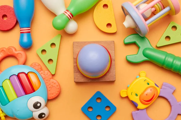 çocuk eğitim oyuncakları arka plan. üst görünüm yakın çekim. küçük çocuklar için oyuncaklar. Çocuk gelişimi için oyunlar.