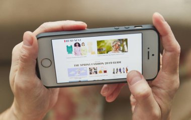 Bir kadının elinde Smartphone Online alışveriş. Online mağaza ile giysi, Ayakkabı için aksesuarlar satın alın. telefonla online alışveriş.