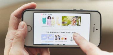 Bir kadının elinde Smartphone Online alışveriş. Online mağaza ile giysi, Ayakkabı için aksesuarlar satın alın. telefonla online alışveriş.