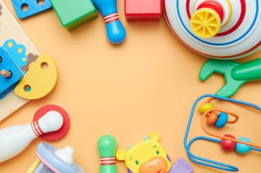 Çocuk oyuncakları. Çocuk oyuncakları ile arka plan. yukarıdan görüntüleyin. Çocuk oyuncakları arasındaki boşluk.